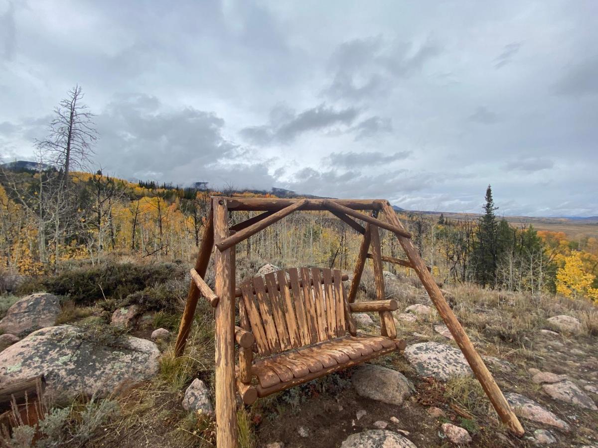 Red-Tail Roundhouse At 22 West Cabins And Recreation Hebron Exterior photo