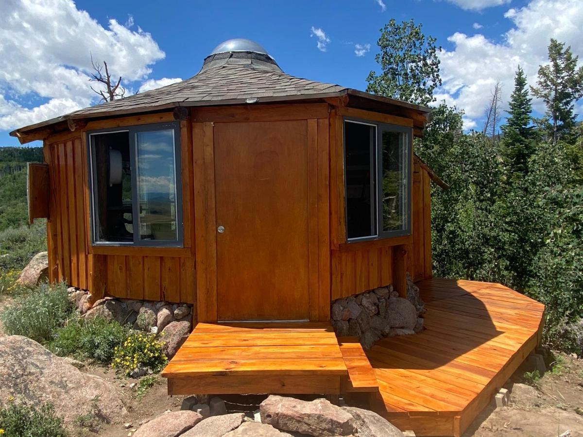 Red-Tail Roundhouse At 22 West Cabins And Recreation Hebron Exterior photo