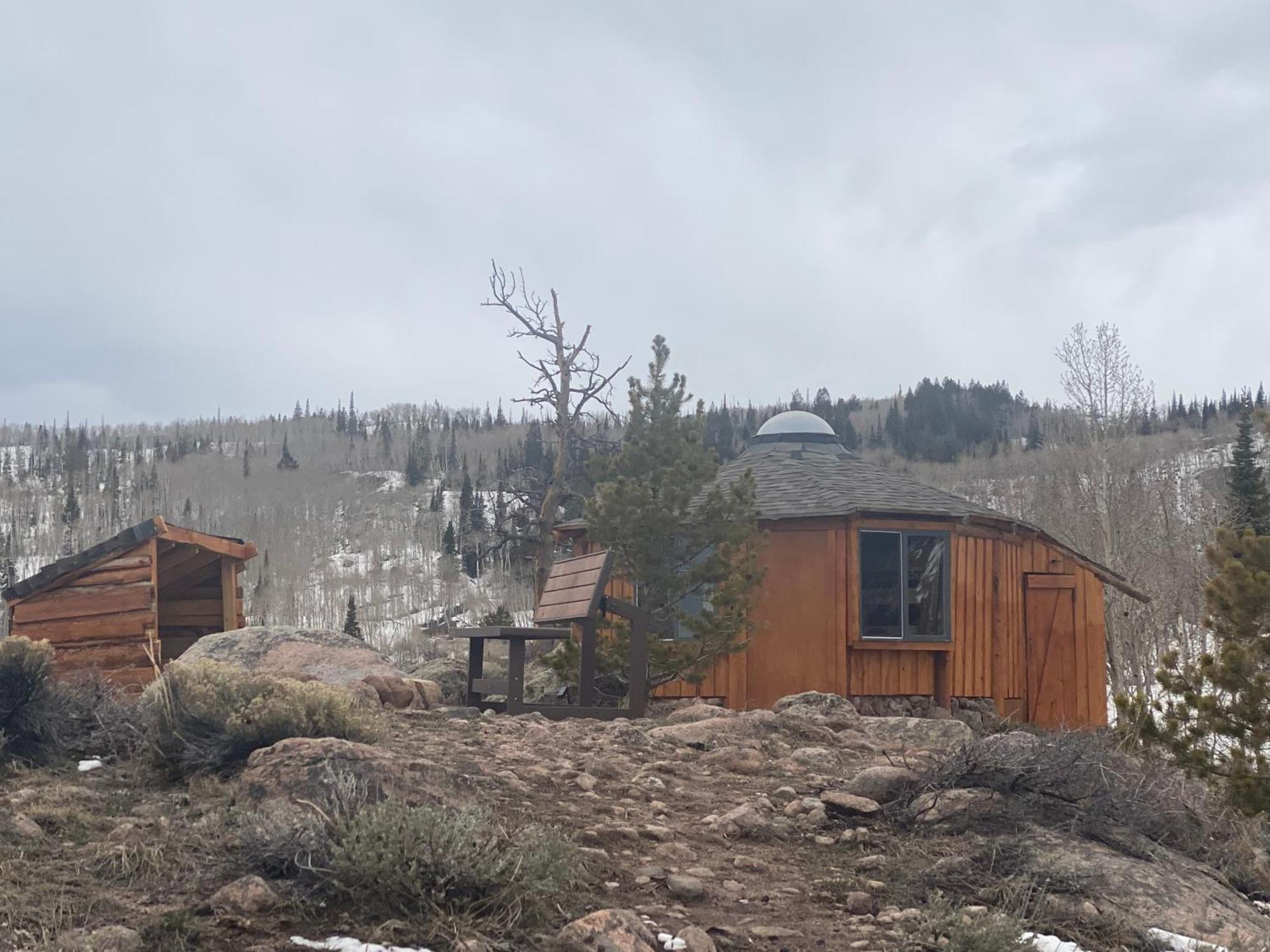 Red-Tail Roundhouse At 22 West Cabins And Recreation Hebron Exterior photo