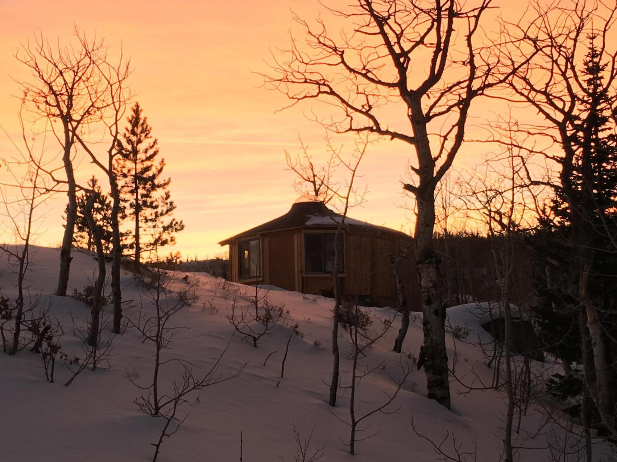 Red-Tail Roundhouse At 22 West Cabins And Recreation Hebron Exterior photo