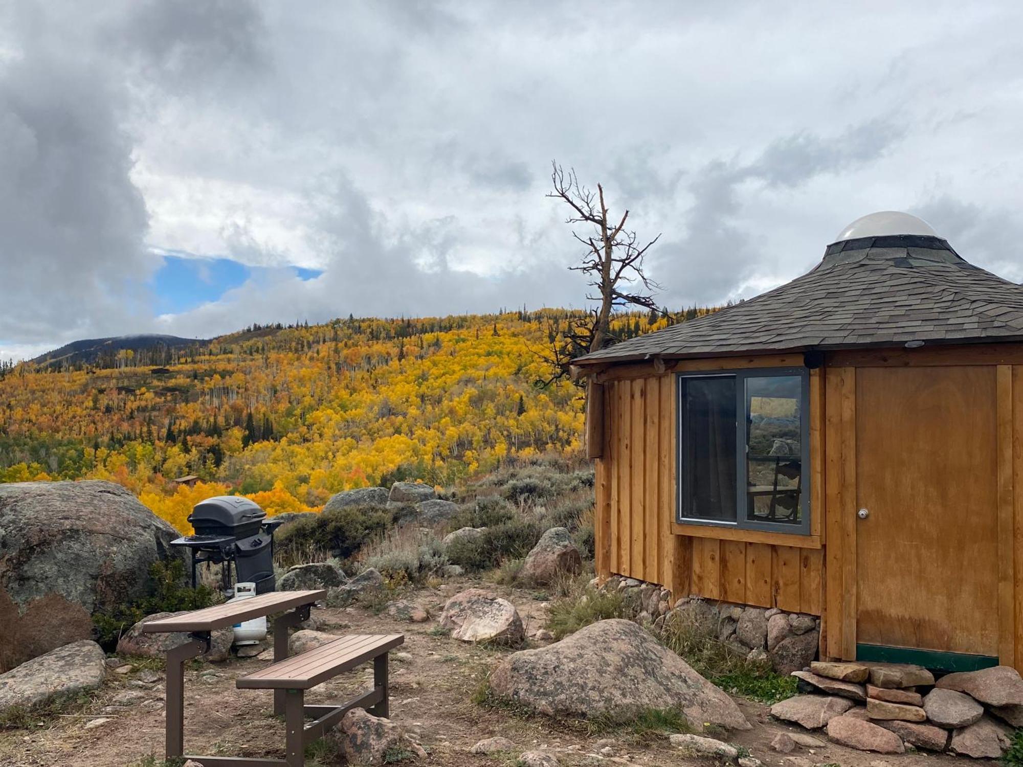 Red-Tail Roundhouse At 22 West Cabins And Recreation Hebron Exterior photo